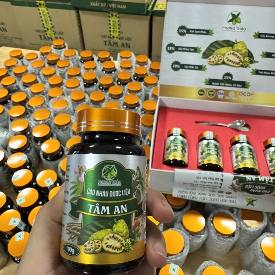 Hũ Cao Nhàu Dược Liệu Tâm An cầm trên tay
