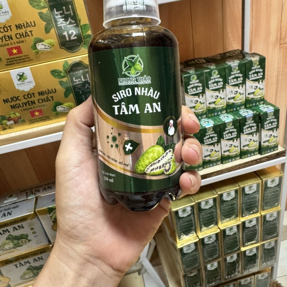 Chai Siro Nhàu Tâm An 250ml cầm trên tay